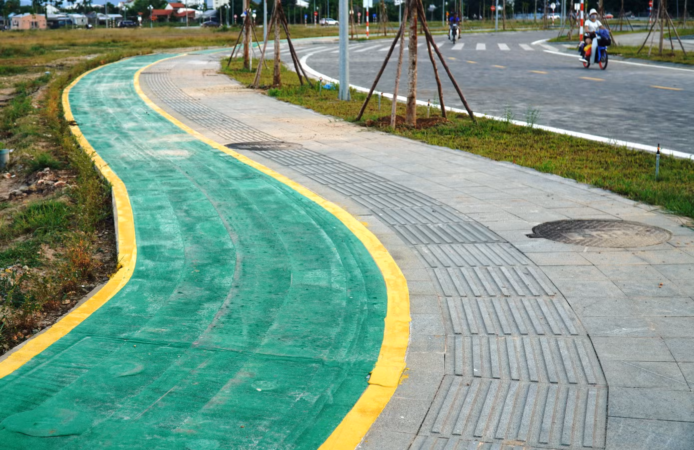 Lối xanh uốn lượn giữa công viên khu đô thị mới.