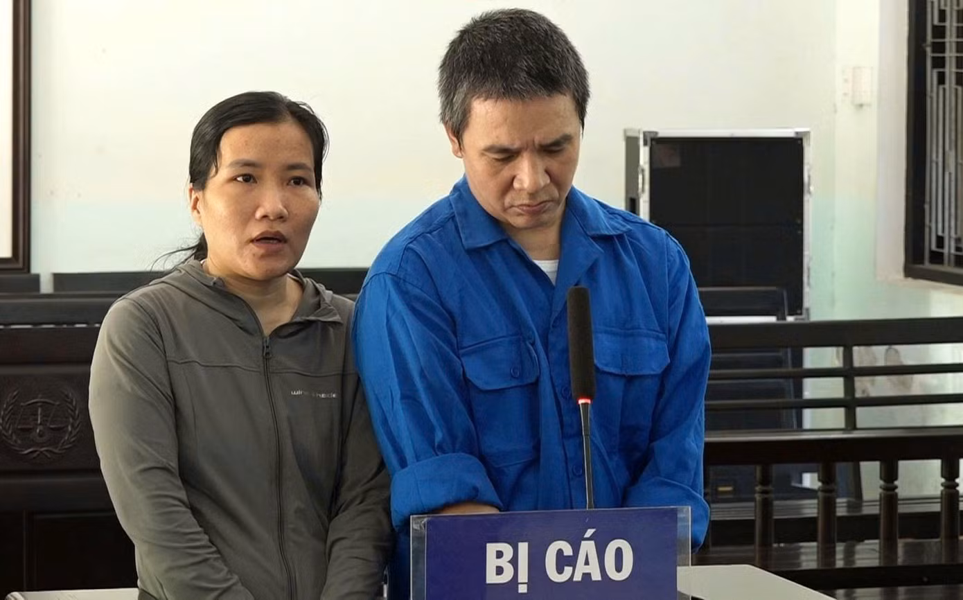Hai bị cáo Lê Thị Thái Minh và Bùi Tự Thành tại phiên tòa.
