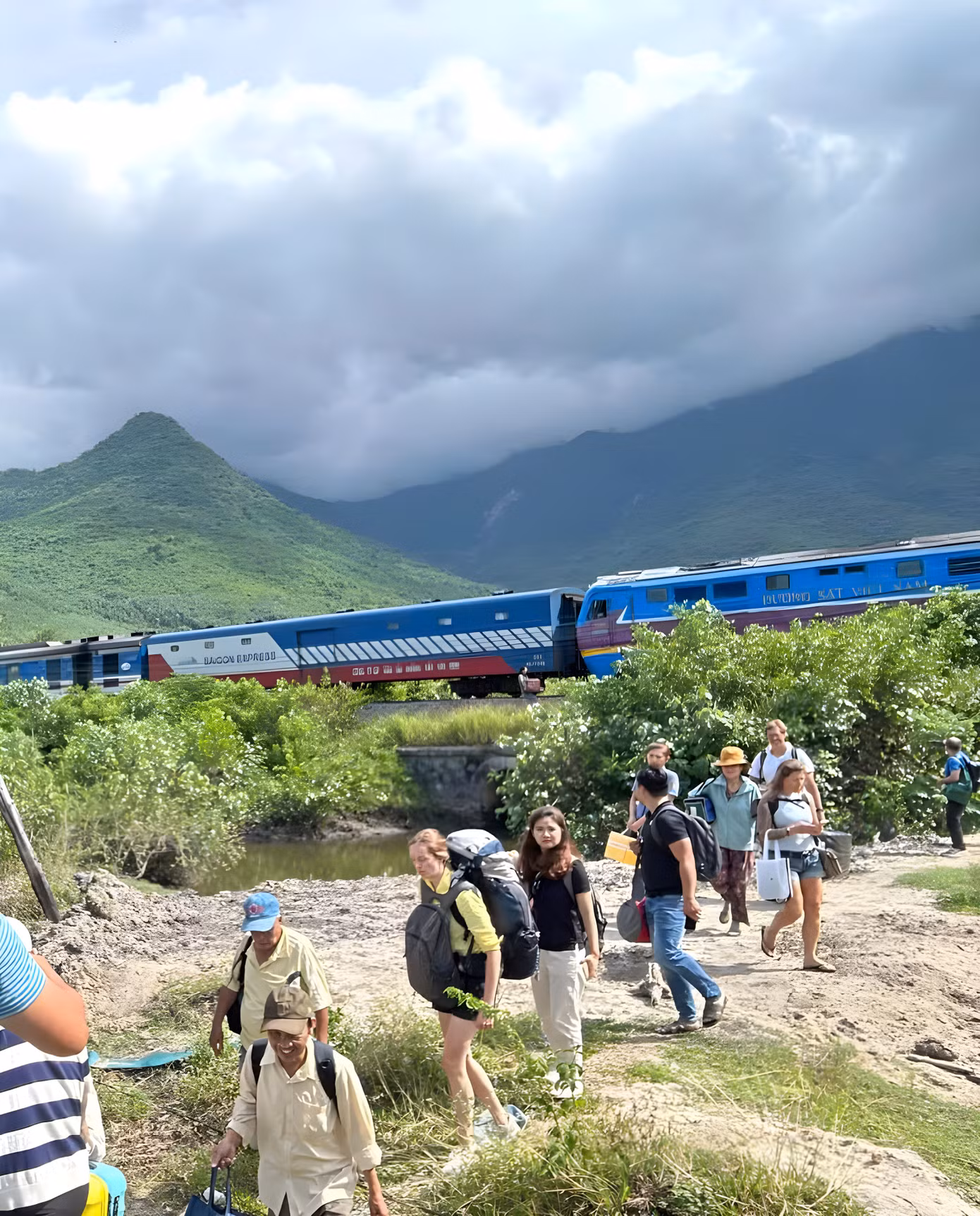 Nhiều hành khách trong nước và nước ngoài rời tàu sau sự cố toa xe bị trật bánh. Nhiều hành khách trong nước và nước ngoài rời tàu sau sự cố toa xe bị trật bánh.