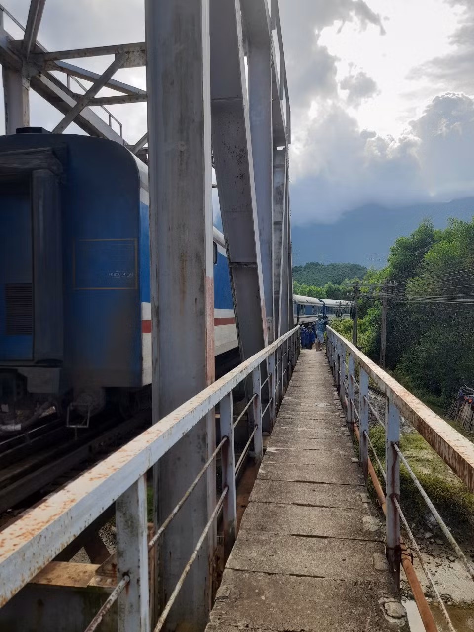 Khu vực đoàn tàu chở khách SE6 gặp sự cố trật bánh. Khu vực đoàn tàu chở khách SE6 gặp sự cố trật bánh.