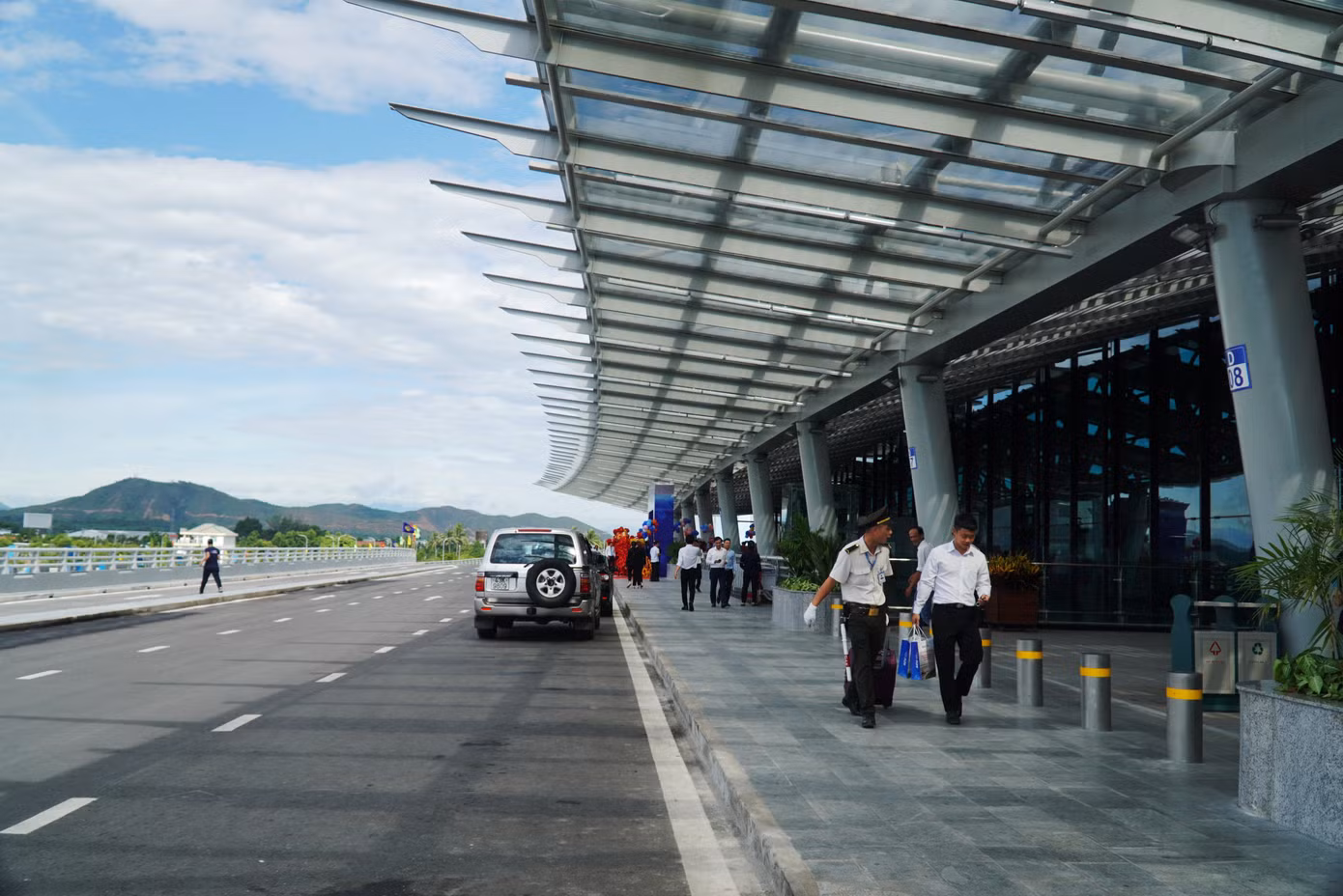Nhà ga hành khách T2 đi vào hoạt động sẽ từng bước hoàn thiện cơ sở hạ tầng, nâng cao năng lực khai thác Cảng hàng không quốc tế Phú Bài đạt cấp 4E; đáp ứng nhu cầu đi lại của người dân địa phương, đồng thời thu hút khách du lịch và các nhà đầu tư; tạo động lực mới thúc đẩy tăng trưởng kinh tế, giúp tỉnh TT-Huế sớm đạt mục tiêu trở thành thành phố trực thuộc Trung ương vào năm 2025. Nhà ga hành khách T2 đi vào hoạt động sẽ từng bước hoàn thiện cơ sở hạ tầng, nâng cao năng lực khai thác Cảng hàng không quốc tế Phú Bài đạt cấp 4E; đáp ứng nhu cầu đi lại của người dân địa phương, đồng thời thu hút khách du lịch và các nhà đầu tư; tạo động lực mới thúc đẩy tăng trưởng kinh tế, giúp tỉnh TT-Huế sớm đạt mục tiêu trở thành thành phố trực thuộc Trung ương vào năm 2025.