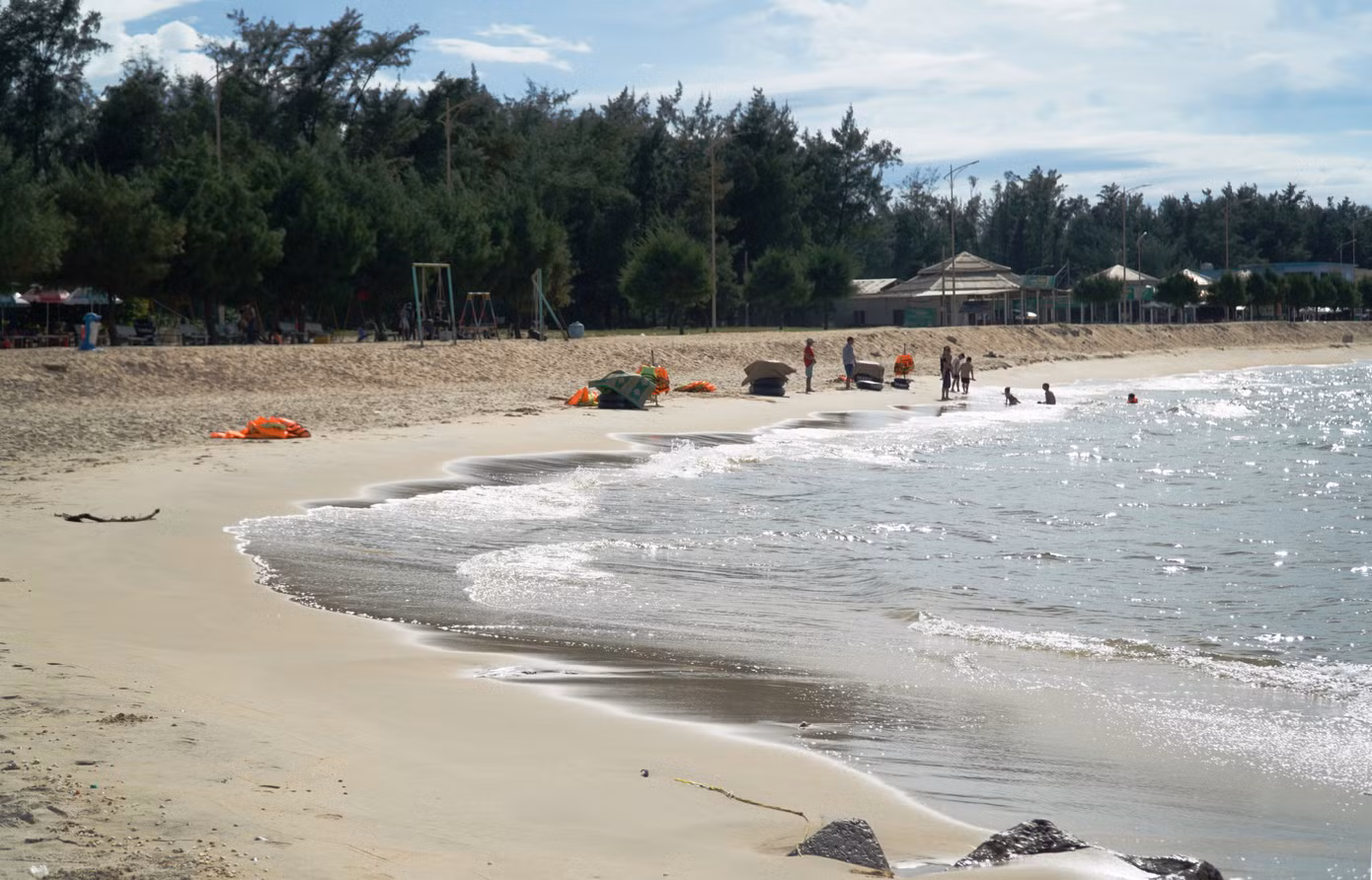 Nước biển hiện xâm thực khu vực bãi tắm xã Phú Thuận giáp ranh phường Thuận An trên chiều dài khoảng 300m, ăn sâu vào đất liền 30 đến 40m, sát đường du lịch ven biển. Theo ông Trần Hùng - Chủ tịch Hội Cựu chiến binh xã Phú Thuận, cho biết, sạt lở bờ biển vào mùa hè là bất thường, hiếm thấy xưa nay tại địa phương. Nếu tình trạng biển xâm thực vào đất liền tiếp diễn, khu vực bãi tắm Phú Thuận và những hạ tầng thiết yếu, hàng quán bên trong sẽ bị ảnh hưởng.