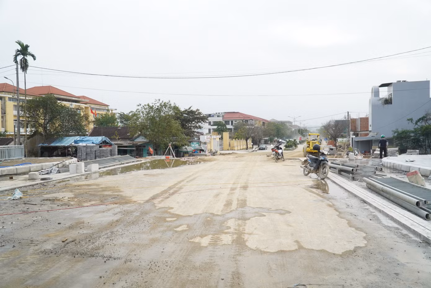 Mặc dù đường dẫn lên hai đầu cầu đã thông, ách tắc giao thông qua lại cầu Lợi Nông đã được tháo gỡ, nhưng do thời tiết bất lợi nên hạng mục thảm nhựa mặt cầu trước Tết Nguyên đán không thể thực hiện.