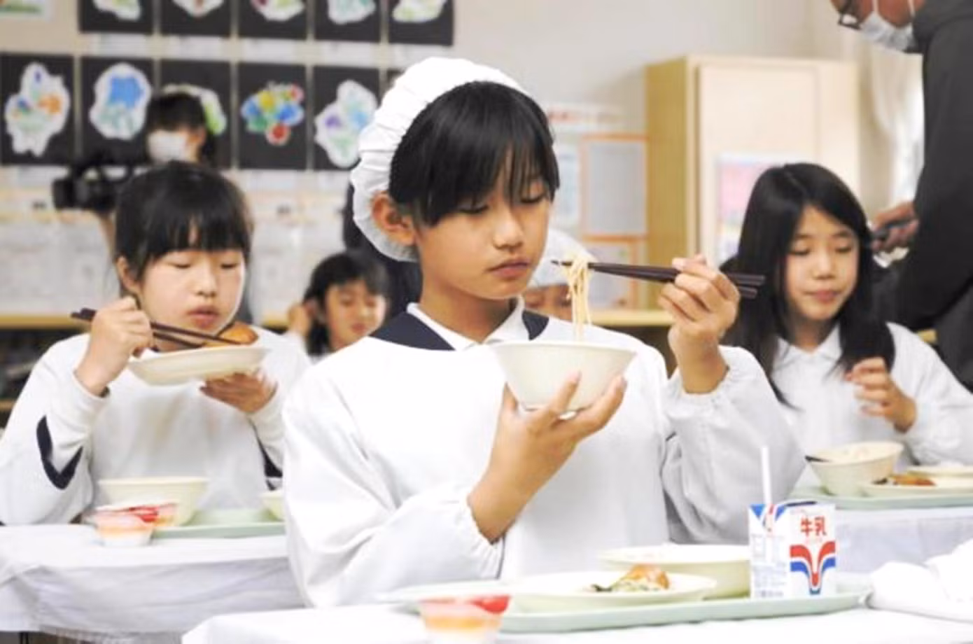 Học sinh tại thành phố Saijo, tỉnh Ehime, Nhật Bản, thưởng thức món bún bò Huế. Ảnh: Ehime Shimbun