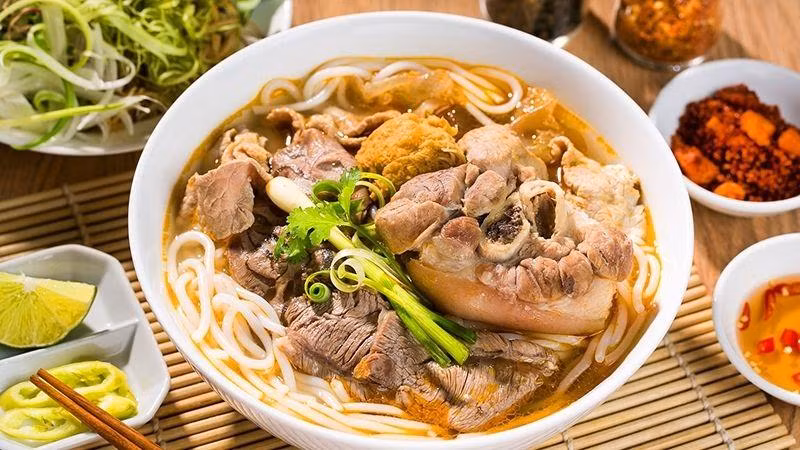 Bún bò Huế. Ảnh: bachhoaxanh