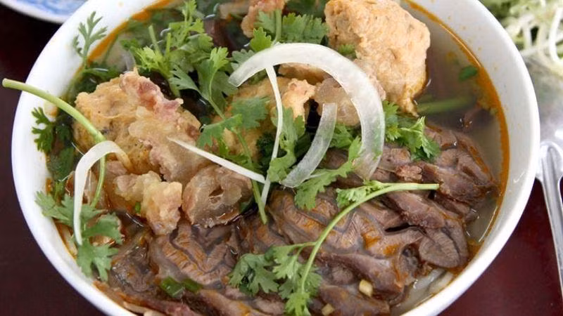 Bún bò nấu gân xứ Huế. Ảnh: bachhoaxanh
