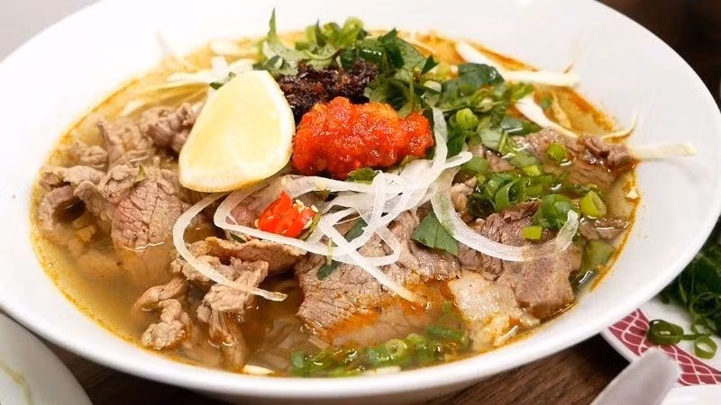 Bún bò Huế nấu tái. Ảnh: bachhoaxanh