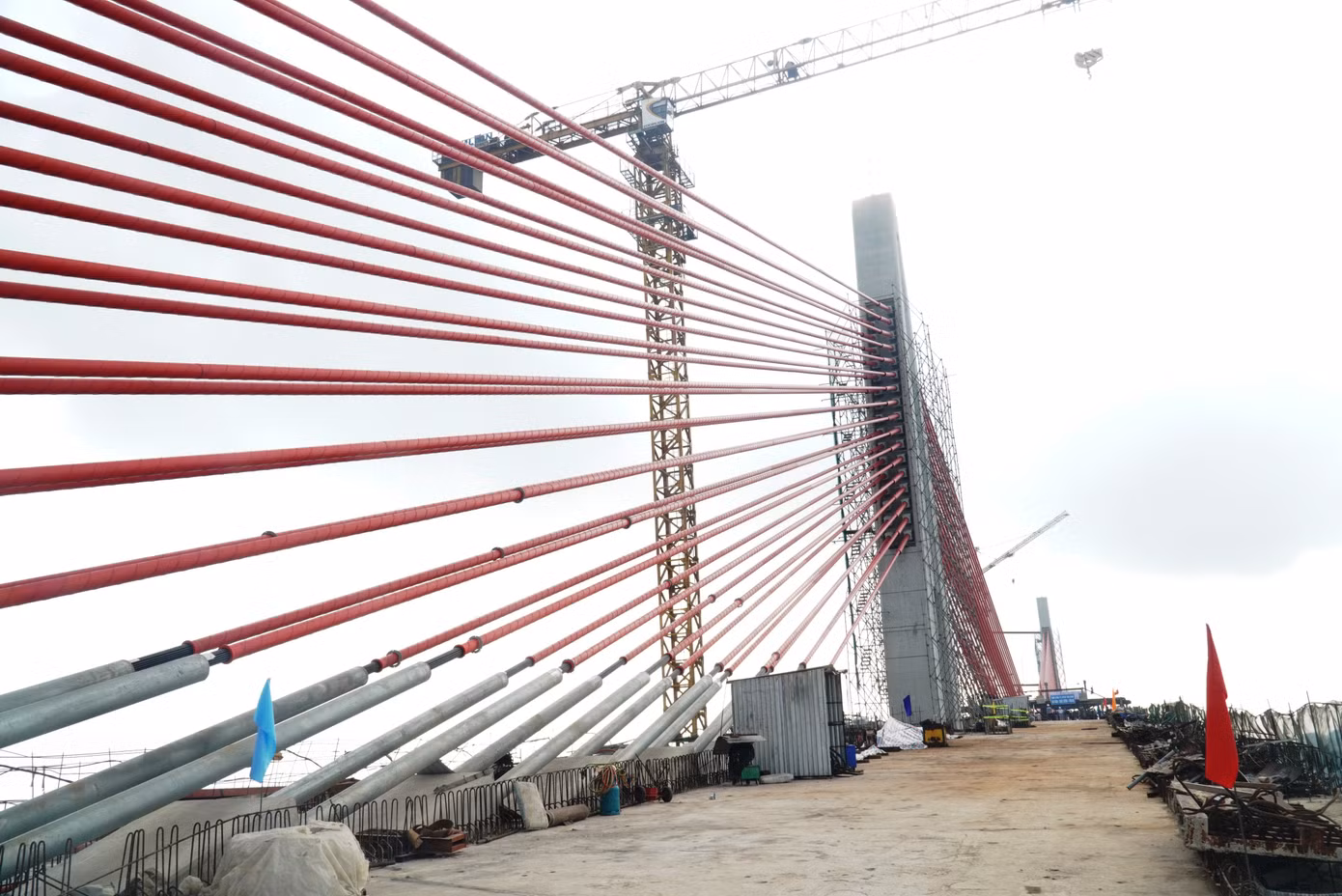 Điểm đáng chú ý, cầu vượt cửa biển Thuận An sử dụng kết cấu dầm cáp hỗn hợp Extradosed hiện đại, nhịp chính dài 218m, quy mô kỹ thuật cấp đặc biệt.