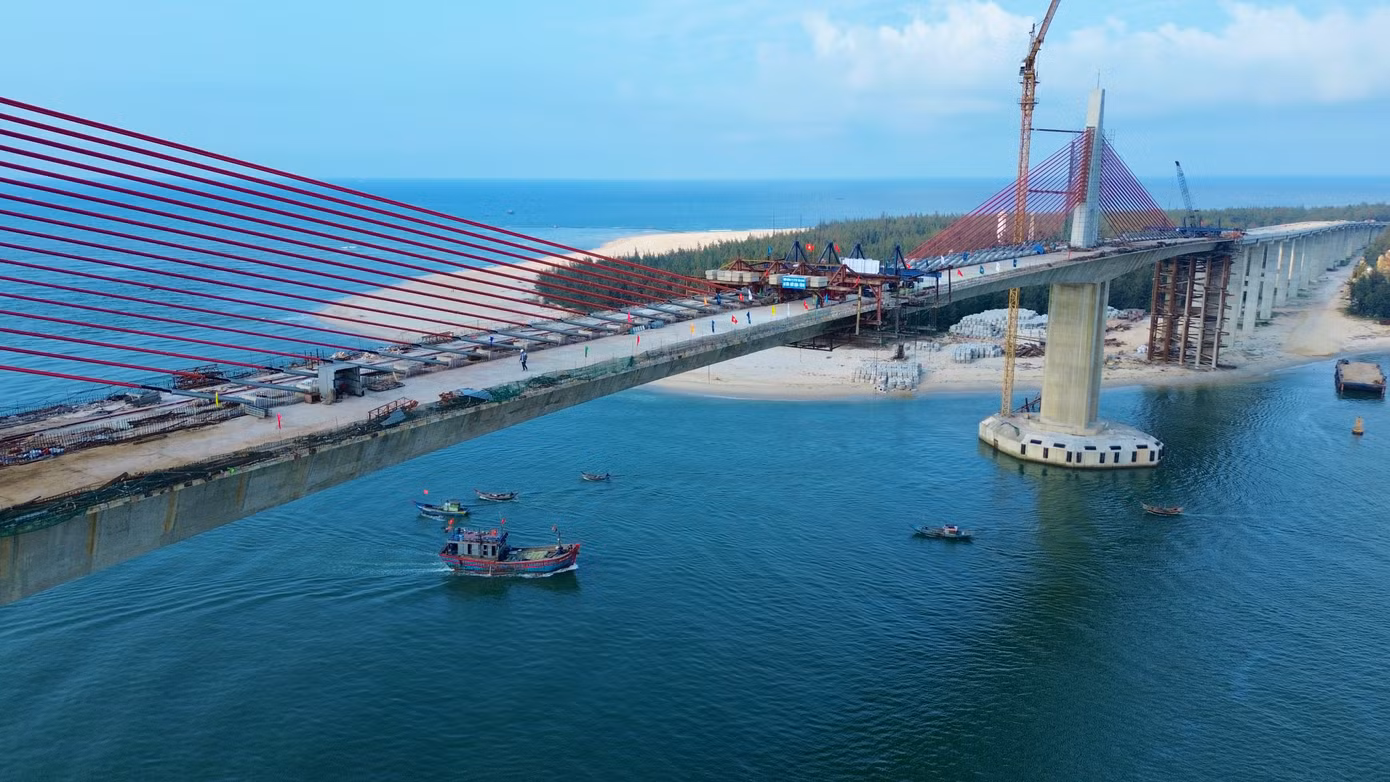 Điểm đáng chú ý, cầu vượt cửa biển Thuận An sử dụng kết cấu dầm cáp hỗn hợp Extradosed hiện đại, nhịp chính dài 218m, quy mô kỹ thuật cấp đặc biệt.