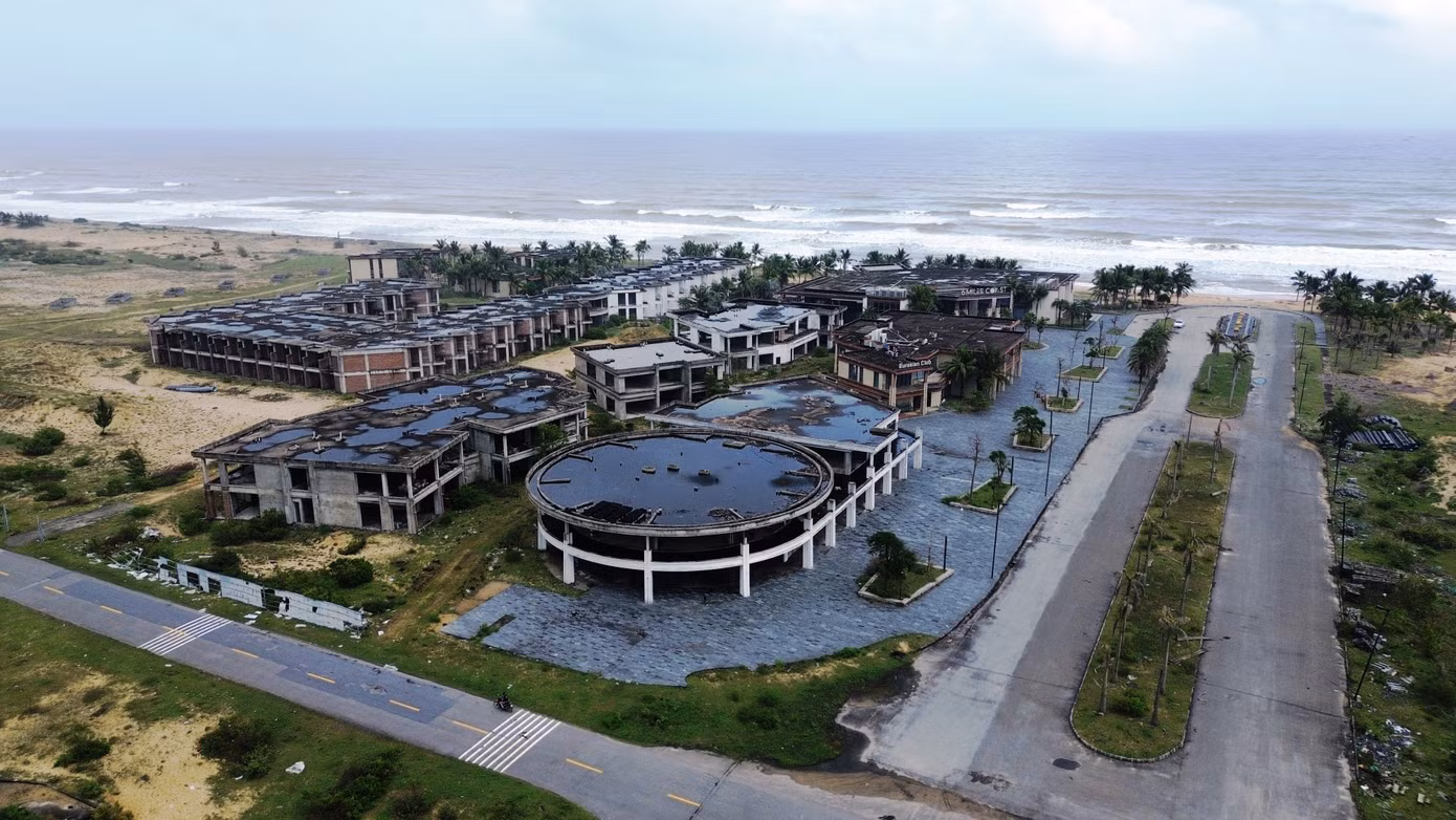 Cách đây nhiều năm, dự án khu du lịch, nghỉ dưỡng Six Miles Coast Resort từng được quảng bá là "dải lụa vàng" của du lịch miền Trung.