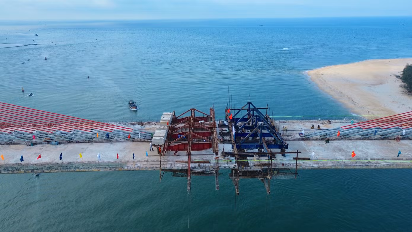 Với tiến độ thực hiện như hiện nay, dự kiến cầu vượt cửa biển Thuận An sẽ thông xe kỹ thuật vào dịp lễ Quốc khánh 2/9 tới, sau đó hoàn thành toàn tuyến vào cuối năm 2025.