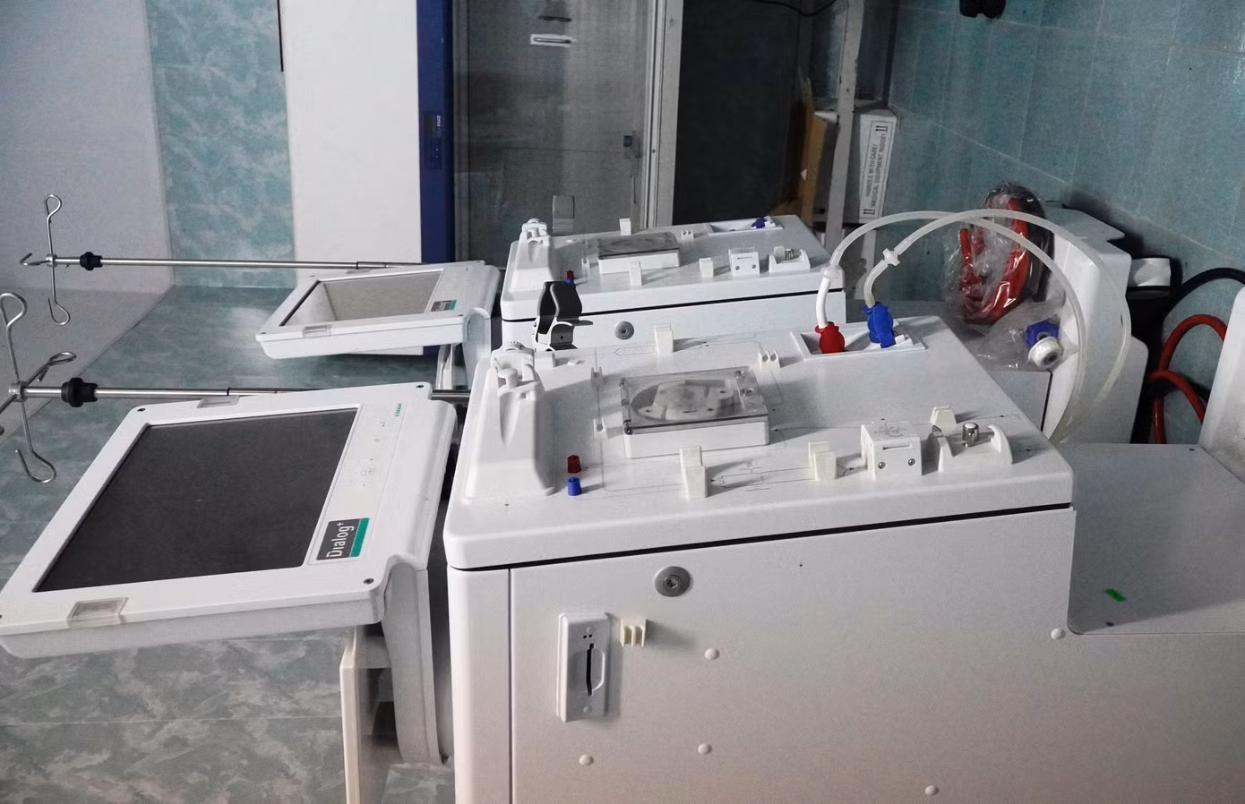 Hai máy chạy thận này do Đức sản xuất, trị giá mỗi máy hơn 1,2 tỷ đồng vào thời giá 8 năm trước Hai máy chạy thận này do Đức sản xuất, trị giá mỗi máy hơn 1,2 tỷ đồng vào thời giá 8 năm trước