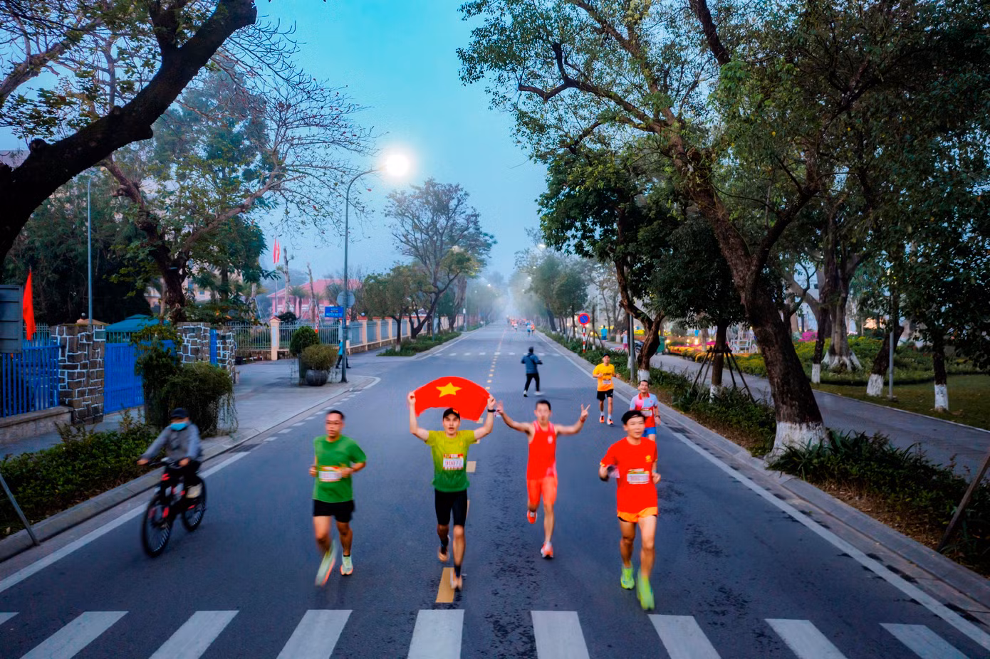 Bí thư Thành ủy Huế Phan Thiên Định chia sẻ, “Hue Jogging - cùng chạy vì cộng đồng” lần thứ 3 - năm 2023, với hơn 5.000 người tham gia, đã kết thúc tốt đẹp. Không có ai về nhất, không có giải thưởng nào được trao bởi Ban tổ chức, nhưng mỗi người chúng ta có quyền trao cho mình giải thưởng rất ý nghĩa là vượt qua chính mình. Ảnh: Đình Hoàng