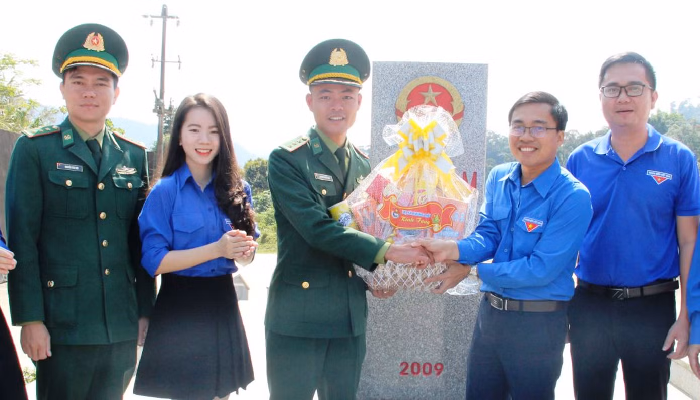 Thăm, tặng quà cho cán bộ, chiến sĩ Đồn Biên phòng cửa khẩu A Đớt (huyện biên giới A Lưới, TT-Huế) trong trong khuôn khổ chương trình “Tháng Thanh niên”, “Tháng ba biên giới” năm 2023. Ảnh: Quỳnh Anh