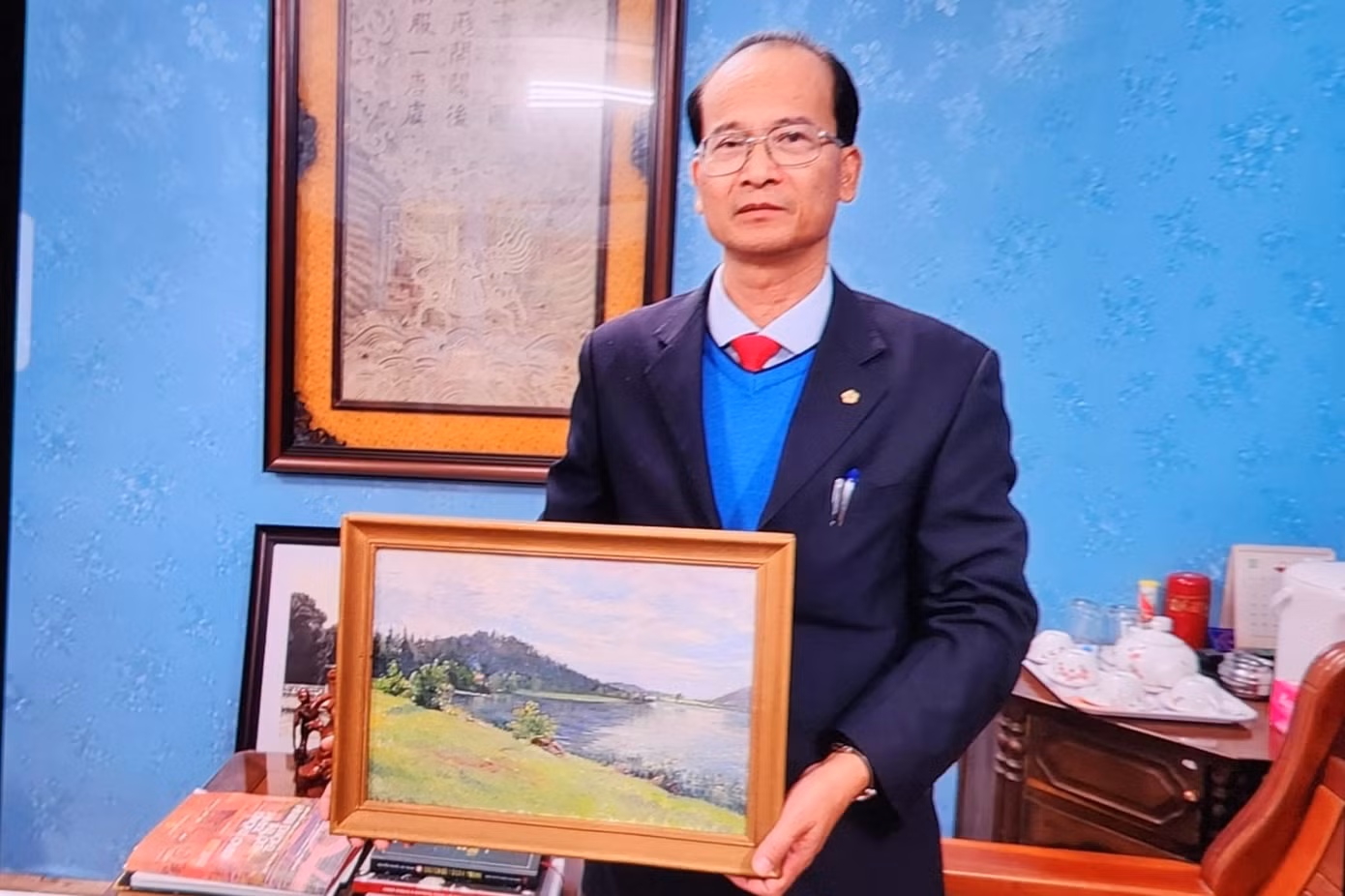 Bức tranh vẽ phong cảnh của vua Hàm Nghi đã được hậu duệ của ông chuyển tặng cho Huế.
