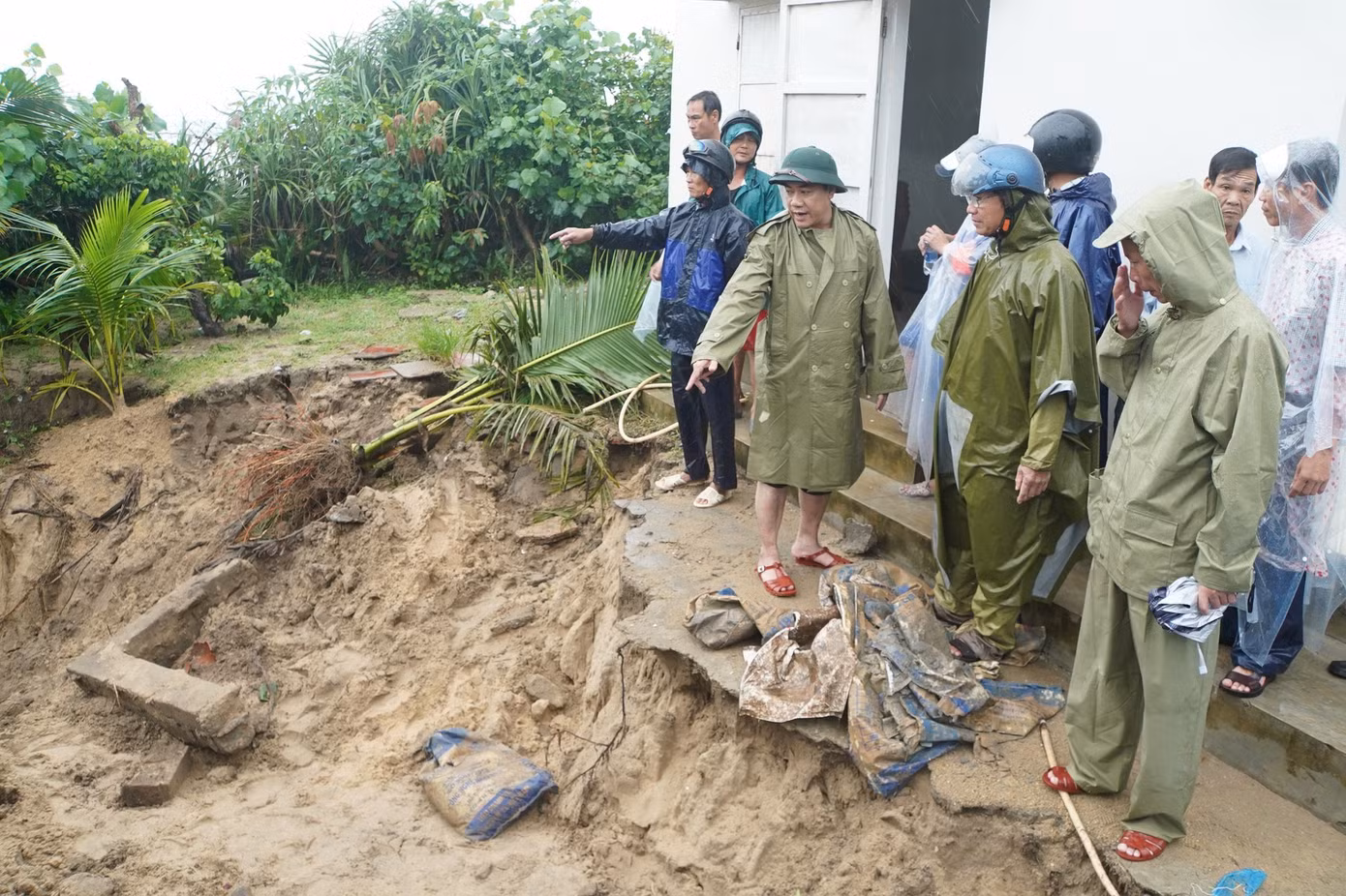 Ngay sau khi xảy ra sạt lở, ông Trần Gia Công - Bí thư Huyện ủy Phú Vang, cùng đại diện cơ quan chức năng tiến hành kiểm tra, chỉ đạo khẩn trương tổ chức gia cố, khắc phục công trình nhằm bảo đảm an toàn giao thông và nhà dân trong khu vực.