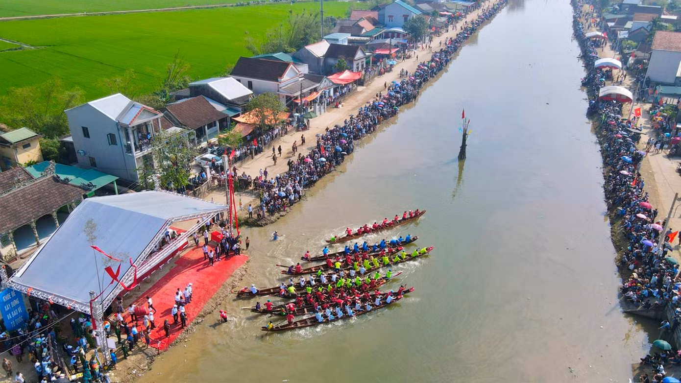 Giải năm nay quy tụ gần 400 tay bơi đến từ 9 đội đua thuộc các phường Thủy Dương, Thủy Phương, Thủy Thanh, Thủy Châu, Thủy Lương, Thủy Tân, Phú Bài, Thủy Phù và Dương Hòa.