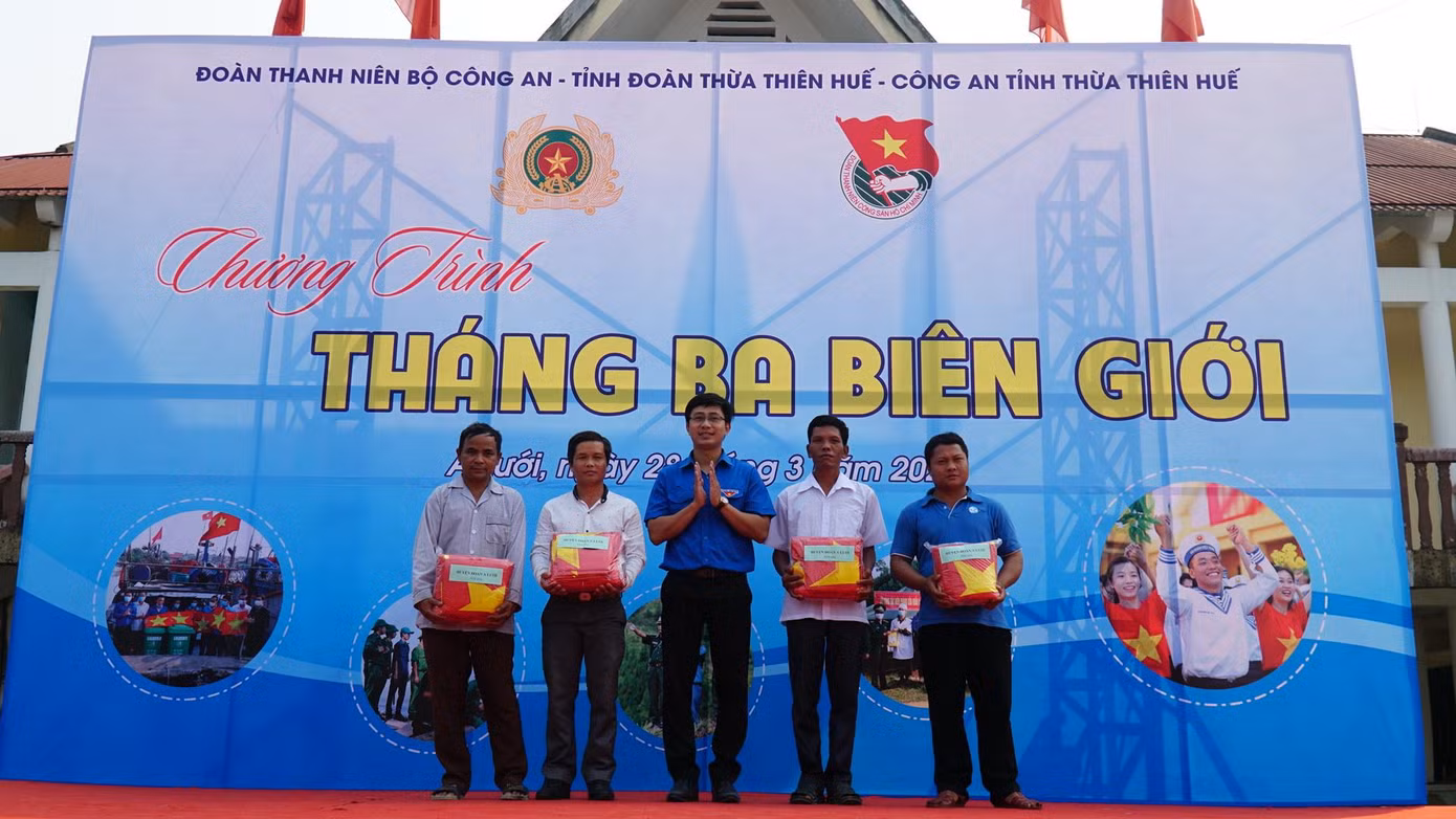Tặng cờ Tổ quốc cho người dân A Lưới