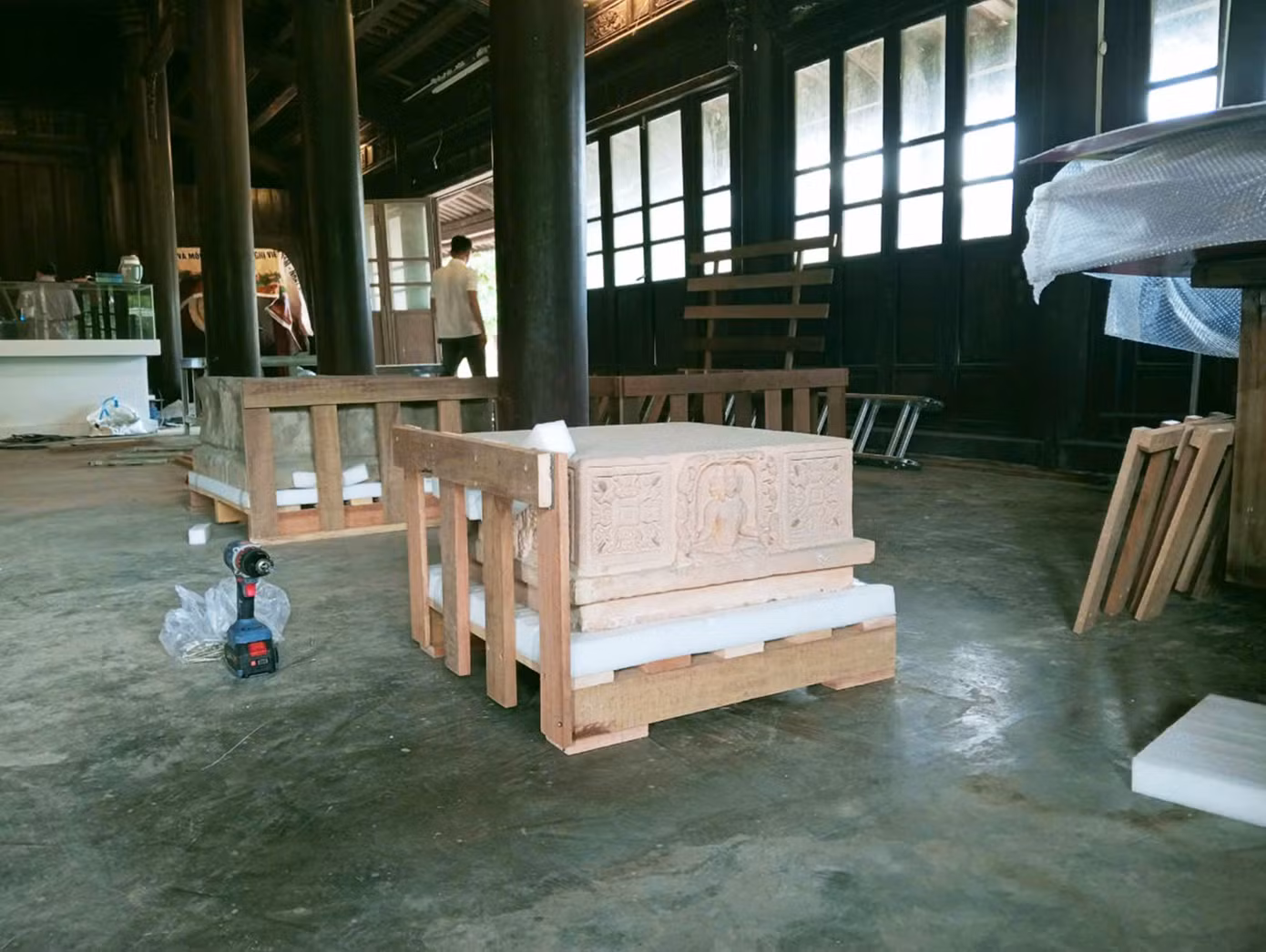 Sau đợt di dời đầu tiên, tại Bảo tàng thuộc khuôn viên di tích Quốc Tử Giám triều Nguyễn vẫn còn hàng nghìn hiện vật chưa được chuyển đến cơ sở mới.