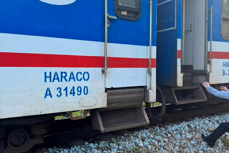 Sự cố xảy ra tại toa xe mang số hiệu A31490, nhưng không gây thiệt hại về người. Sự cố xảy ra tại toa xe mang số hiệu A31490, nhưng không gây thiệt hại về người.