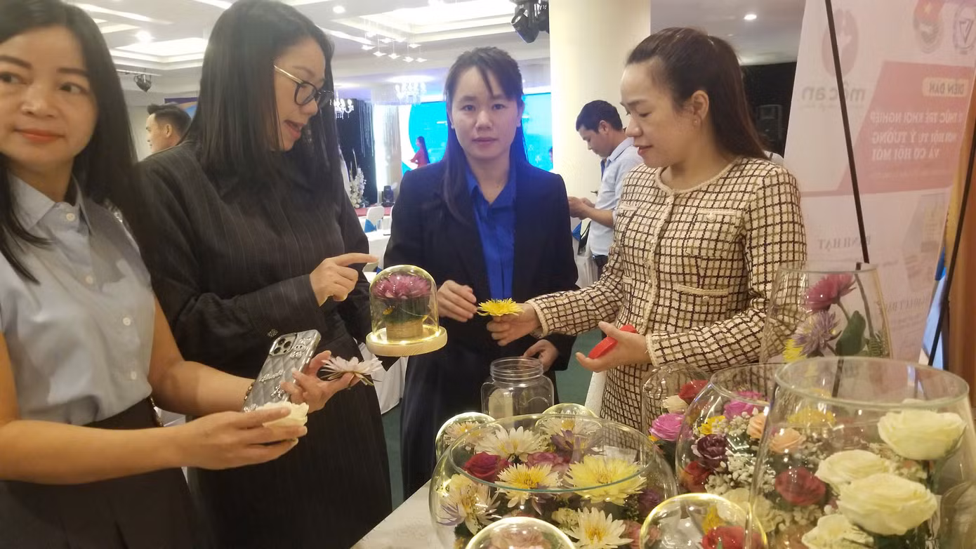 Giới thiệu sản phẩm khởi nghiệp của người trẻ tại diễn đàn.
