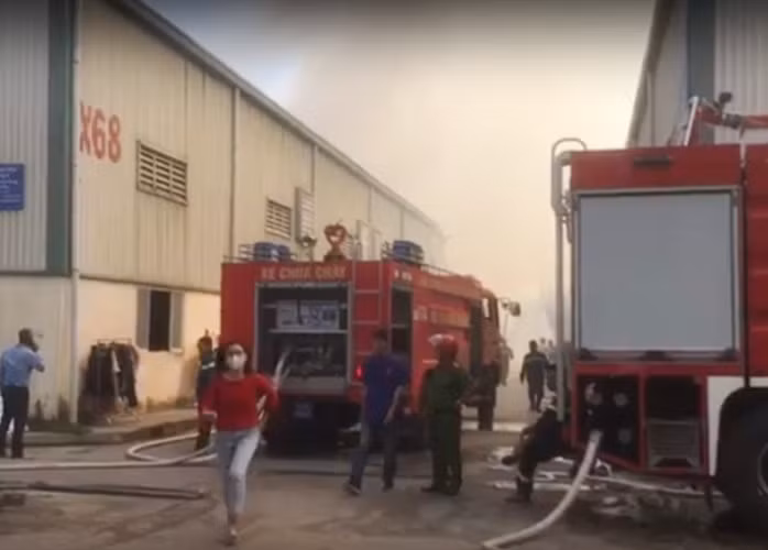 12 xe cứu hoả dập lửa bao trùm 2 công ty khi công nhân ngủ trưa ảnh 2