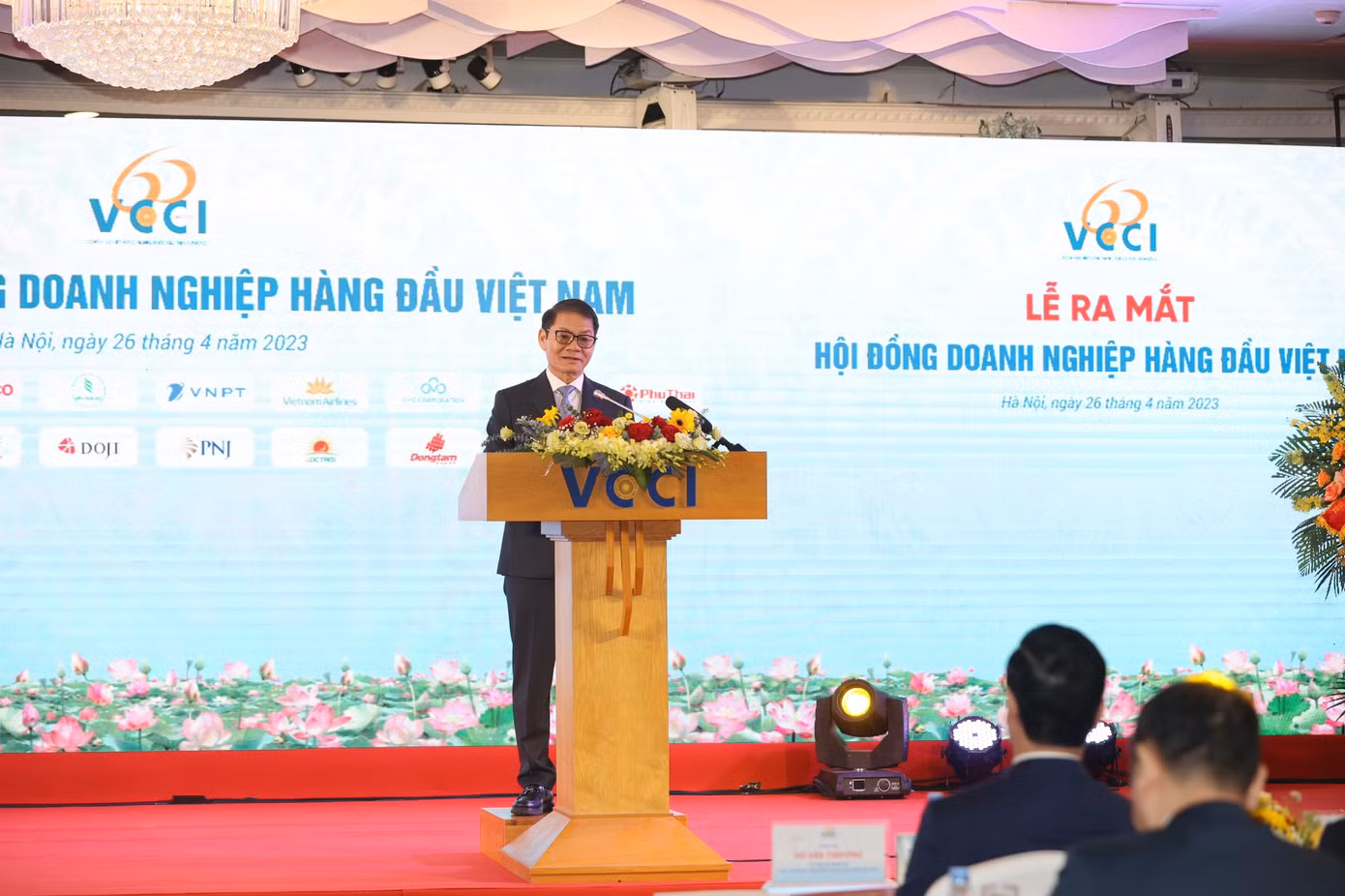 Ông Trần Bá Dương hứa luôn đoàn kết, nỗ lực hết sức mình vì sự phát triển vững mạnh của cộng đồng doanh nghiệp Việt Nam (ảnh: Như Ý).