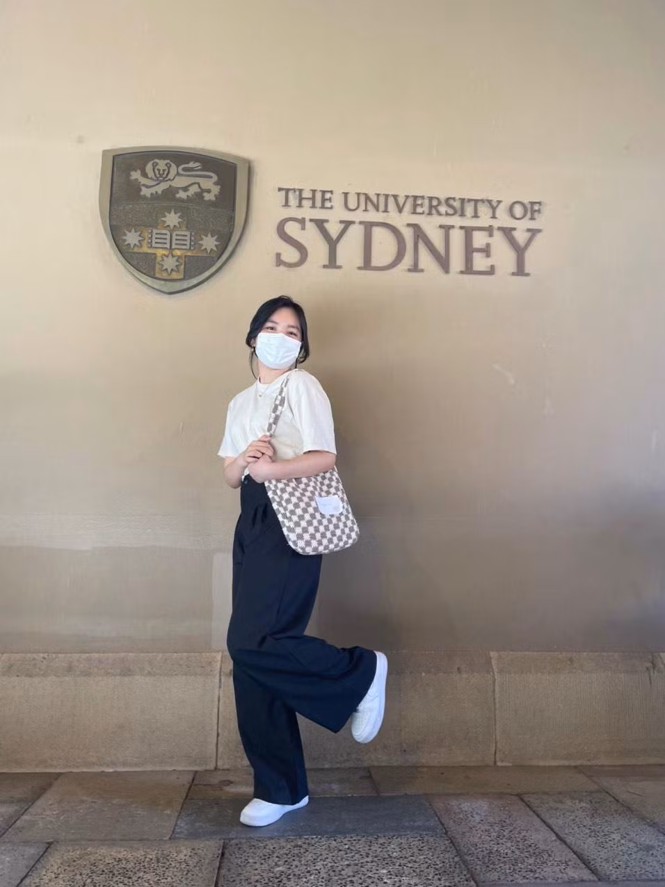 Minh Hạnh (University of Sydney) hy vọng rằng dịch bệnh sẽ không cản trở nhu cầu giáo dục. Ảnh: NVCC