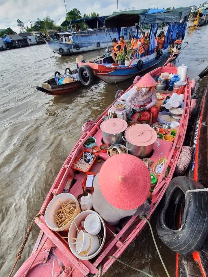 Không chỉ chiếc ghe hồng mà một số vật dụng trên ghe cũng được tô hồng. Ảnh: Phạm Đỗ Minh Trung.