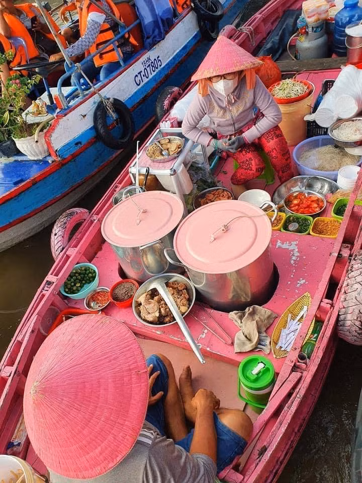 Chiếc ghe được trang trí bắt mắt với màu hồng nổi bật. Ảnh: Phạm Đỗ Minh Trung