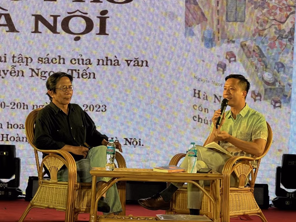 Nhà văn Nguyễn Ngọc Tiến (trái) và nhà văn Trương Quý trong buổi ra mắt sách.