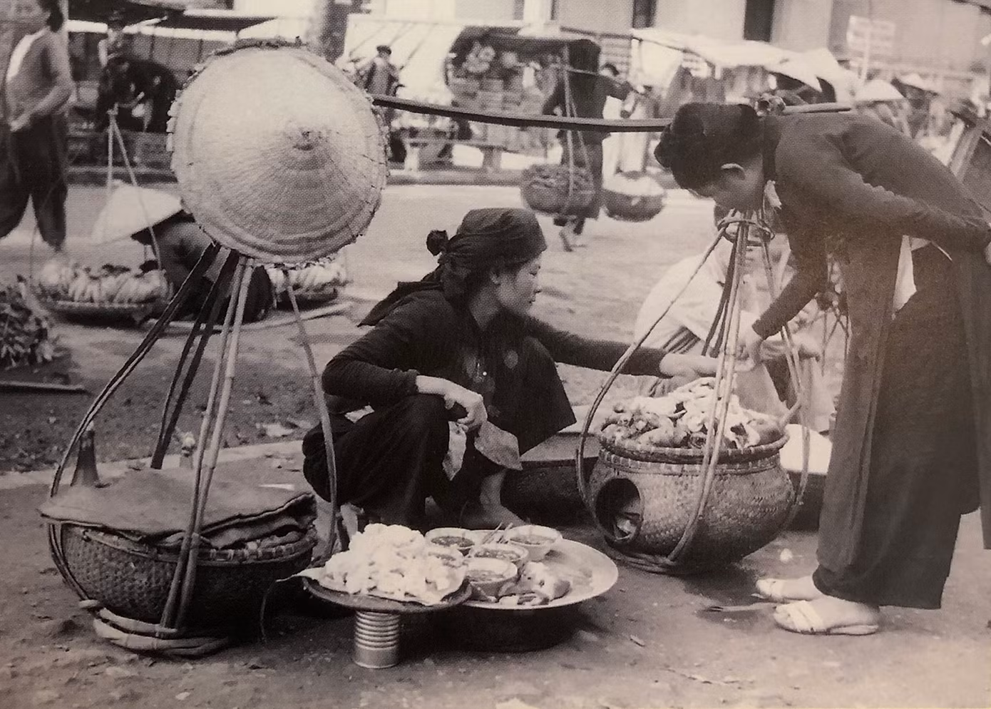 Phụ nữ Hà Nội đa số là trụ cột trong nhà, gánh trách nhiệm nuôi chồng dạy con. Đàn ông Hà Nội chỉ phải lo học hành, thi cử.