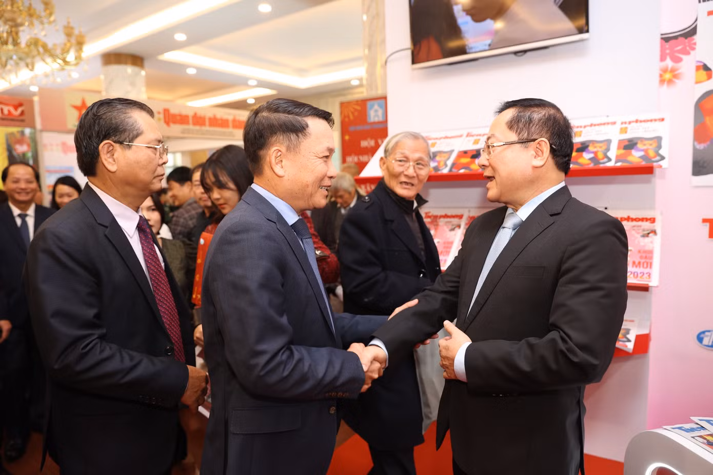 Nhà báo Nguyễn Đức Lợi, Phó Chủ tịch Thường trực Hội Nhà báo Việt Nam và các đại biểu tham quan gian trưng bày Báo Tiền Phong.