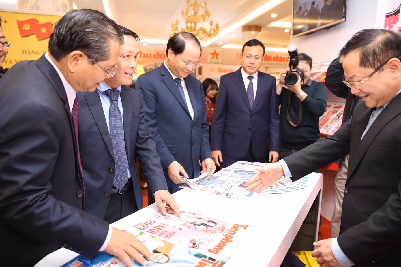 Nhà báo Lê Xuân Sơn, Tổng Biên tập Báo Tiền Phong giới thiệu báo Xuân Tiền Phong năm 2023 với các đại biểu.