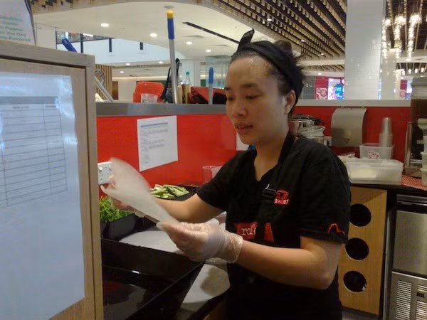 Phương An (làm việc tại một quán ăn Việt ở Úc) thường phải chờ hết khách mới được ăn