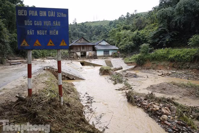 Bản Có dưới chân đèo Pha Đin tan hoang sau mưa lũ ảnh 2