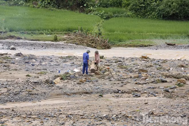 Bản Có dưới chân đèo Pha Đin tan hoang sau mưa lũ ảnh 1