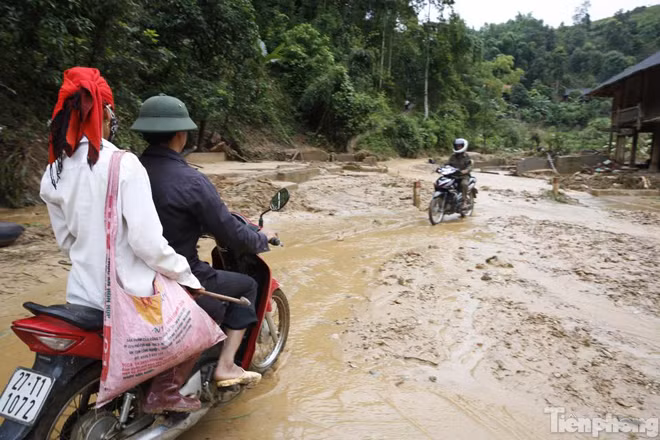 Bản Có dưới chân đèo Pha Đin tan hoang sau mưa lũ ảnh 5