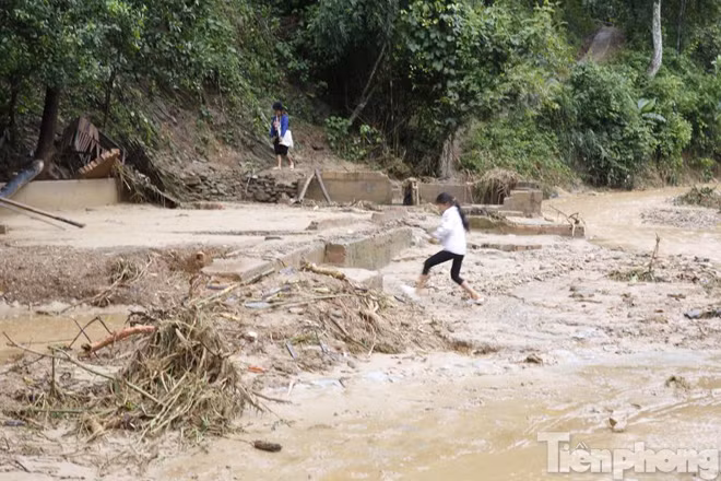 Bản Có dưới chân đèo Pha Đin tan hoang sau mưa lũ ảnh 3