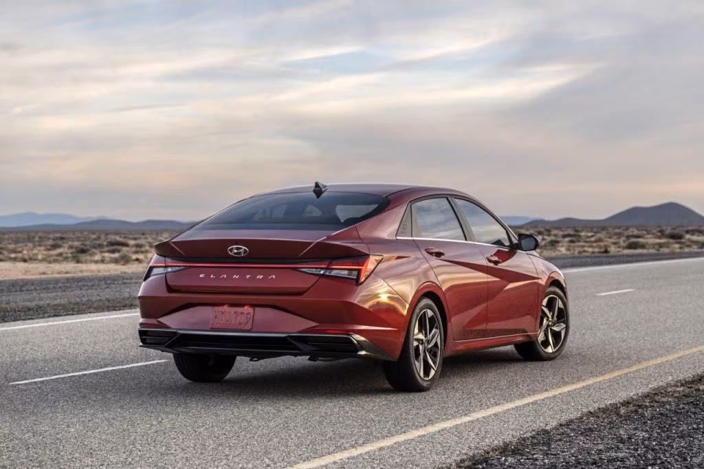 Elantra 2021 mang nhiều phong cách coupe