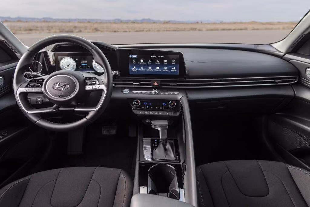 Nội thất của Elantra có nhiều điểm thừa hưởng từ SantaFe.