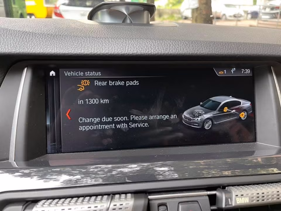Xe báo sắp tới thời điểm thay má phanh sau trong khi chủ xe đã thay rồi.