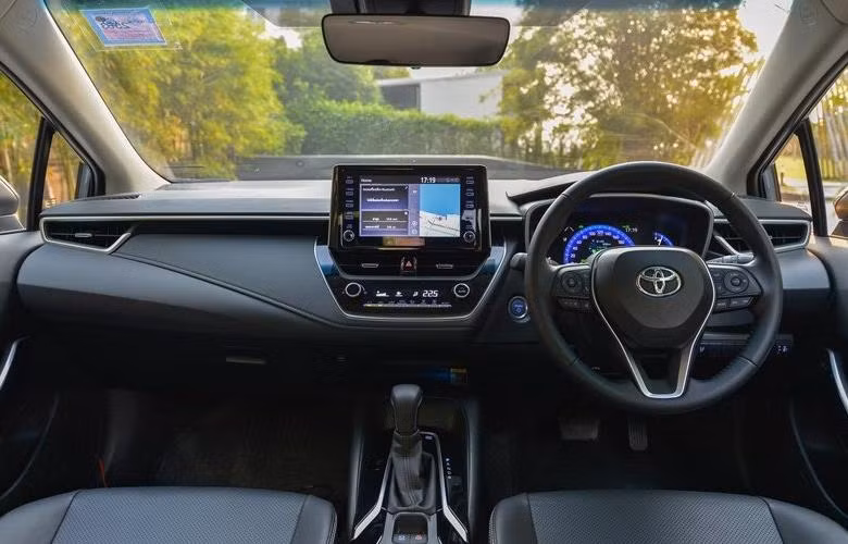 Phong cách thiết kế của Altis mới khá giống Cross.