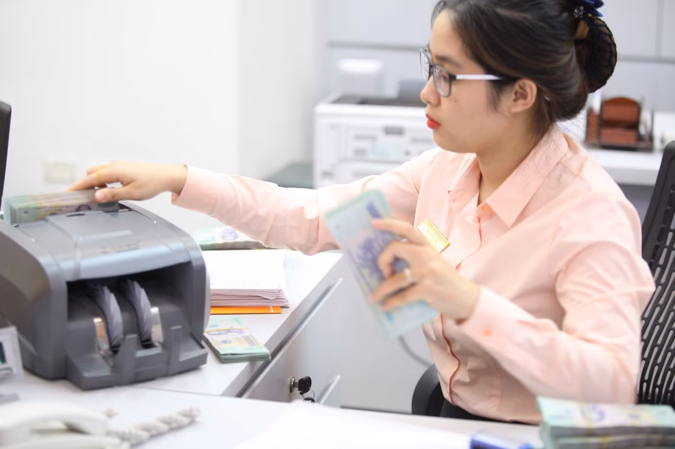 Nhiều ngân hàng giảm liên tiếp lãi suất tiền gửi (ảnh: Như Ý).