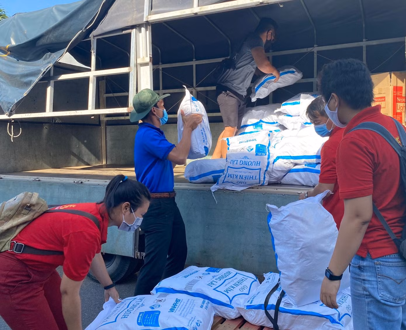 Lực lượng đoàn viên, thanh niên Khánh Hoà đại diện chương trình trao quà cho người dân gặp khó khăn do dịch bệnh