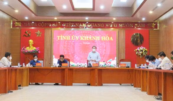 Ông Nguyễn Hải Ninh (đứng) phát biểu chỉ đạo tại cuộc họp với tập thể Ban thường vụ Thành uỷ Nha Trang chiều 13/8. Ảnh Báo Khánh Hoà.