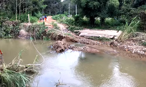 Cầu sập, học sinh ngồi lồng sắt qua sông ảnh 1