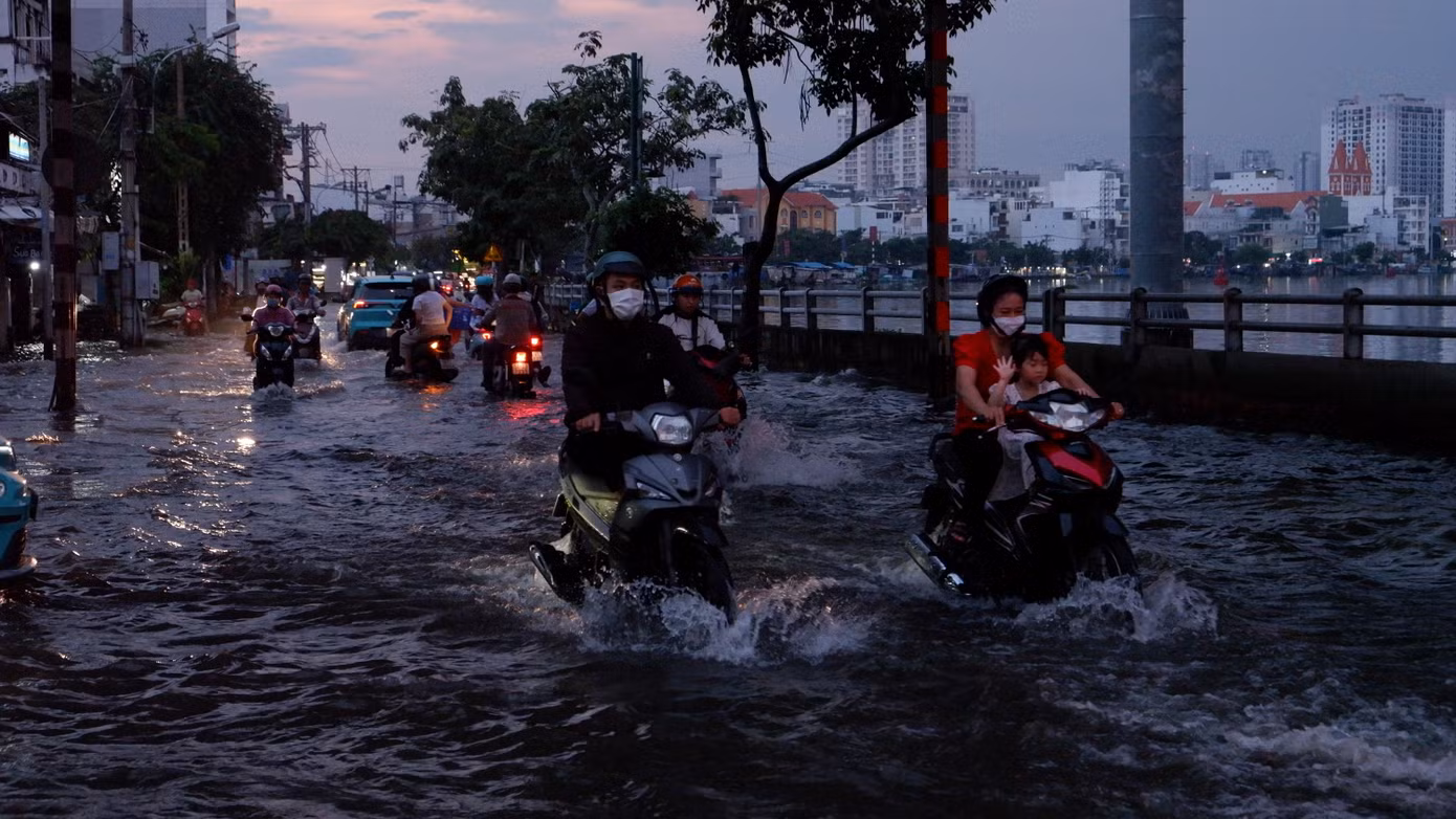 Người và phương tiện bì bõm lội nước.