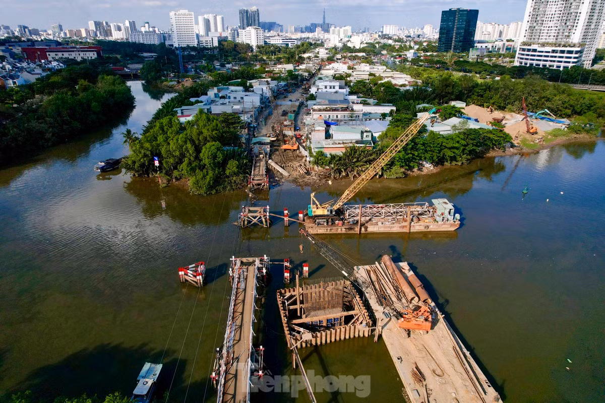 Cuối năm 2023, cơ quan chức năng đã tháo dỡ cầu sắt cũ để đảm bảo an toàn và phục vụ thi công cầu mới. Ảnh: Duy Anh
