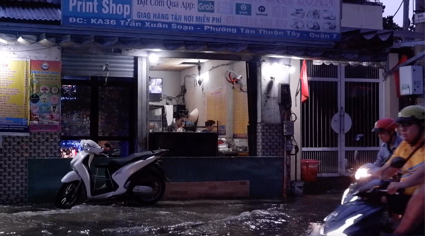 Một cửa hàng trên đường Trần Xuân Soạn phải lắp vách ngăn nước tràn vào nhà.
